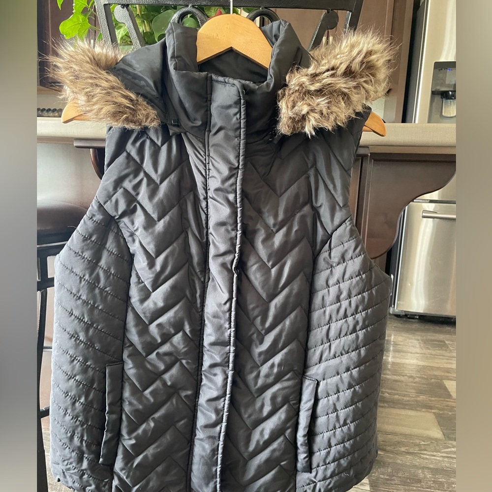 Maurices Black Puffer Jacket Vest with Quilted Design and Faux Fur Trim